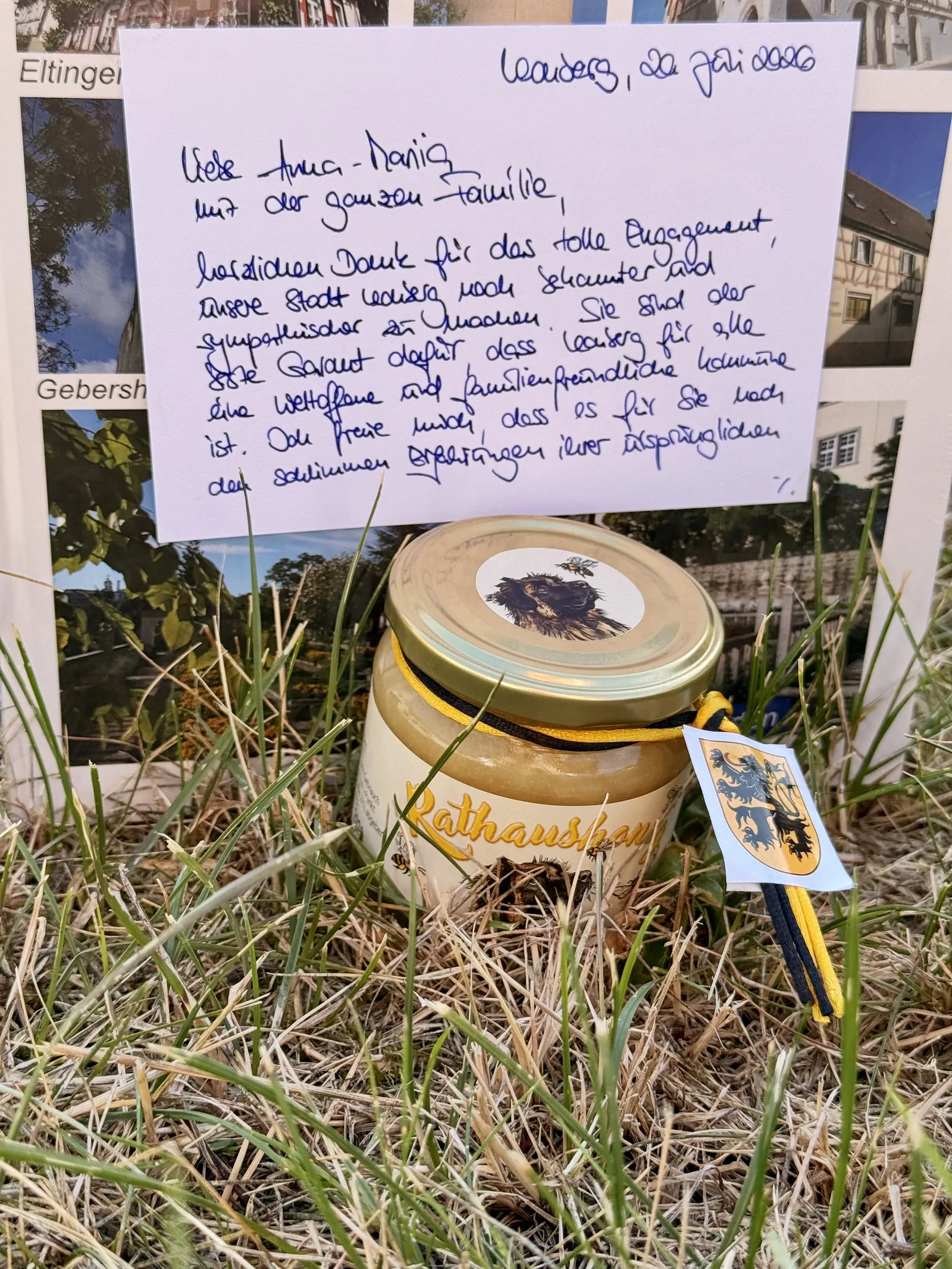 Rathaushonig mit Leonberger Hund auf dem Deckel und dem Stadtwappen am Band