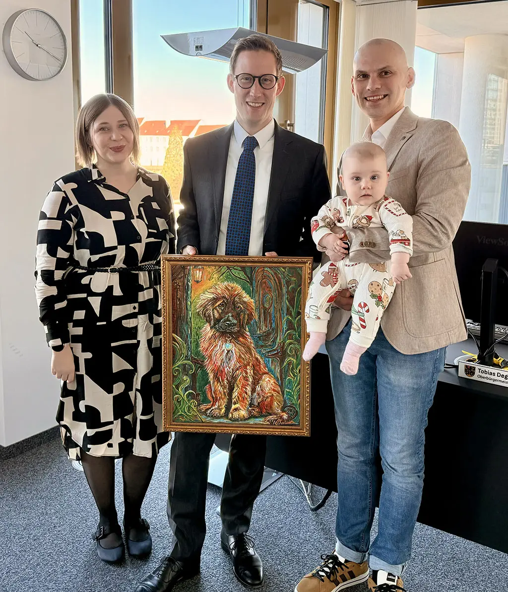 Familie Kostiuk überreicht Oberbürgermeister Tobias Degode das Gemälde Wächter Leo im Leonberger Rathaus