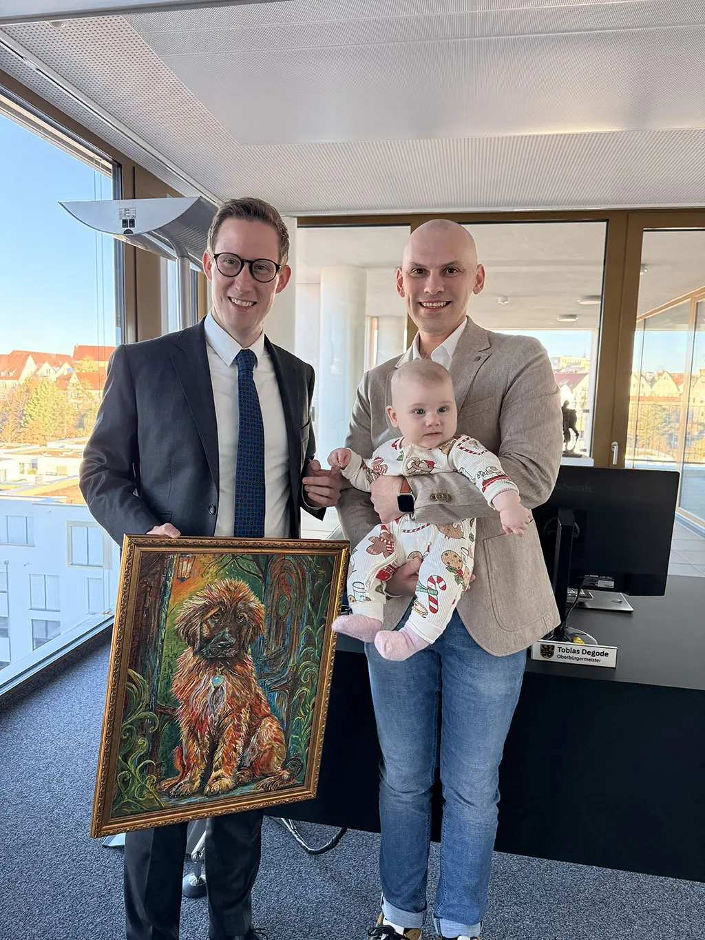 Oberbürgermeister Tobias Degode mit dem Gemälde Wächter Leo im Rathaus Leonberg